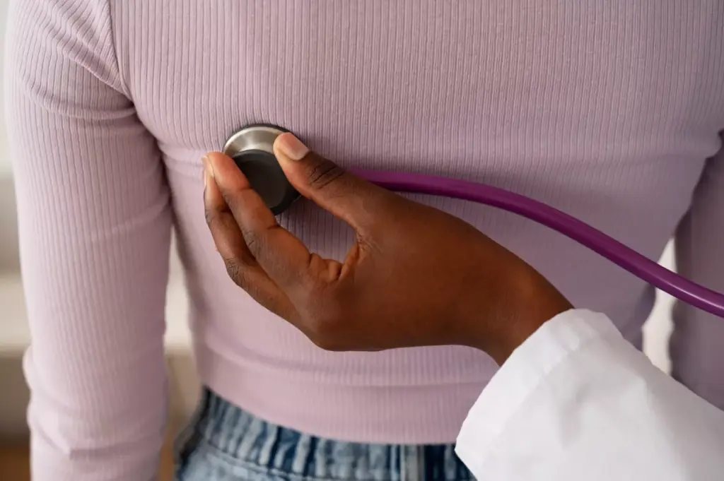 A clinical diagram depicting the types and treatment of non-small cell lung cancer (NSCLC). In the foreground, a detailed anatomical illustration of the different NSCLC subtypes, including adenocarcinoma, squamous cell carcinoma, and large cell carcinoma, each rendered in realistic medical illustration style. In the middle ground, a series of infographic panels outlining the current standard of care for NSCLC treatment, including targeted therapies, immunotherapies, and chemotherapy regimens. In the background, a subtle textured medical backdrop, with clean lighting and a restrained color palette to emphasize the technical nature of the subject matter. The overall mood is educational and informative, conveying the complexity of NSCLC while highlighting the latest advances in personalized treatment approaches.