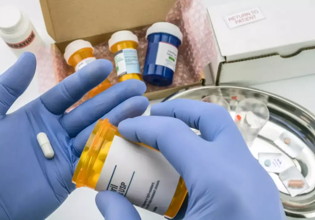 A clinical laboratory setting, illuminated by soft, diffused lighting. On a clean, white countertop, a display of various antiplatelet medication bottles and blister packs, arranged neatly. The medications are prominently featured, their labels and packaging clearly visible. In the background, medical charts, equipment, and a subtle hint of a cardiology environment establish the context. The overall mood is one of professionalism, attention to detail, and the importance of these crucial medications in the treatment of myocardial infarction. A clinical laboratory setting, illuminated by soft, diffused lighting. On a clean, white countertop, a display of various antiplatelet medication bottles and blister packs, arranged neatly. The medications are prominently featured, their labels and packaging clearly visible. In the background, medical charts, equipment, and a subtle hint of a cardiology environment establish the context. The overall mood is one of professionalism, attention to detail, and the importance of these crucial medications in the treatment of myocardial infarction.