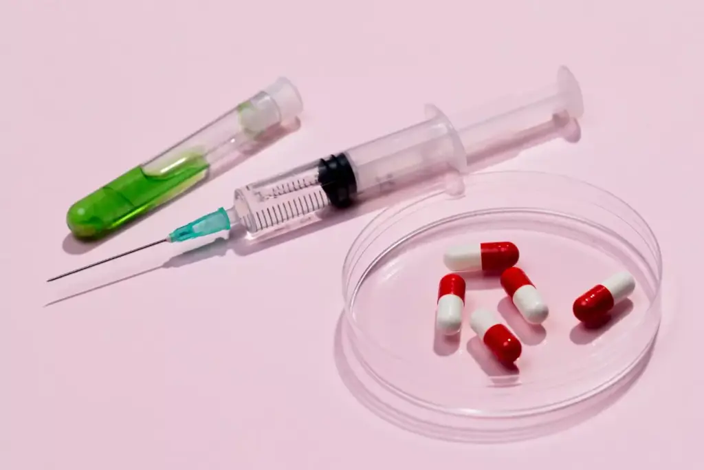 A close-up view of chemotherapy drugs used to treat ovarian cancer. In the foreground, glass vials filled with clear liquids and pills in various hues of red, blue, and green, reflecting the diverse chemotherapeutic agents. The middle ground shows a stainless steel medical tray, its surface reflecting the light. In the background, a blurred medical environment, with subtle hints of hospital equipment and sterile white walls, conveying a sense of clinical efficacy. The lighting is soft and directional, emphasizing the textures and colors of the medications. The overall mood is one of precision, professionalism, and the promise of effective treatment. A close-up view of chemotherapy drugs used to treat ovarian cancer. In the foreground, glass vials filled with clear liquids and pills in various hues of red, blue, and green, reflecting the diverse chemotherapeutic agents. The middle ground shows a stainless steel medical tray, its surface reflecting the light. In the background, a blurred medical environment, with subtle hints of hospital equipment and sterile white walls, conveying a sense of clinical efficacy. The lighting is soft and directional, emphasizing the textures and colors of the medications. The overall mood is one of precision, professionalism, and the promise of effective treatment.