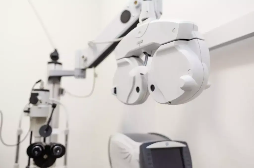 Detailed, highly-realistic surgical scene depicting a da Vinci robotic hysterectomy procedure. Centered in the foreground, the da Vinci robotic surgical system with its four articulating arms and precision instruments. In the middle ground, a female patient's pelvic region, the uterus clearly visible. Surrounding the surgical table, a team of medical professionals in sterile gowns and masks, focused on the procedure. Bright, clinical lighting illuminates the scene, creating a sense of high-tech, state-of-the-art medical technology. The atmosphere is one of controlled, professional efficiency as the da Vinci system precisely removes the uterus. No extraneous elements - the image solely focuses on the key details of this robotic hysterectomy.